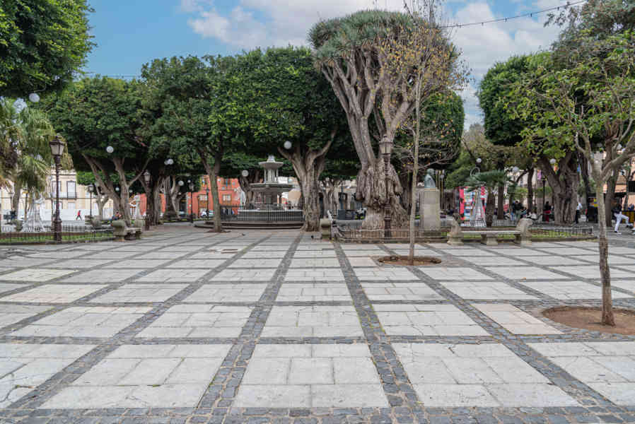 Tenerife 108 - San Cristóbal de La Laguna - plaza Del Adelantado.jpg